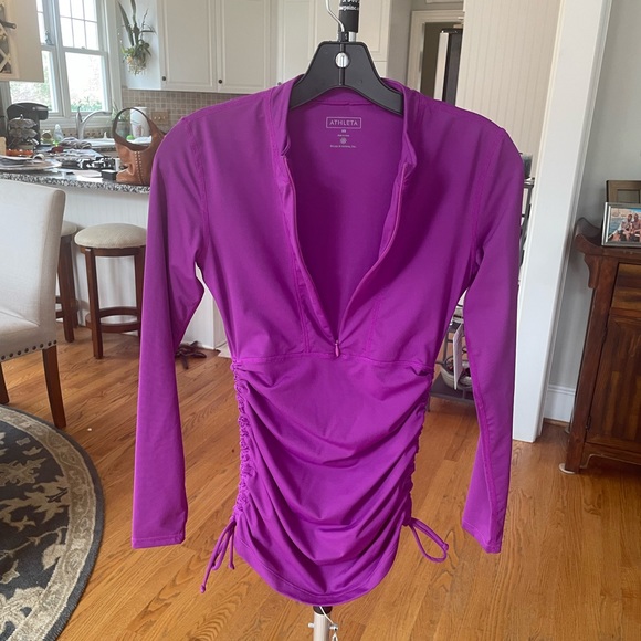 Athleta pullover with approx91/4 front zipper and gathered sides .  XS - Picture 2 of 6